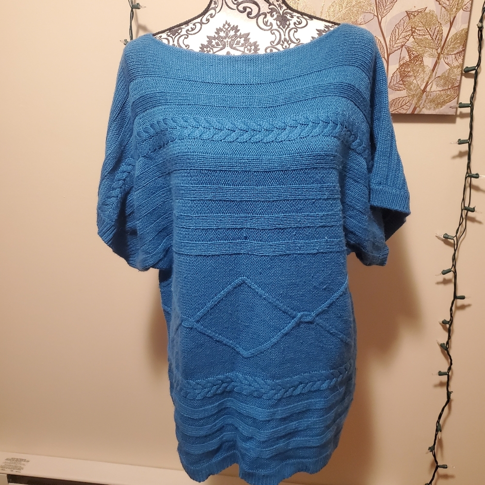 Short sleeve sweater